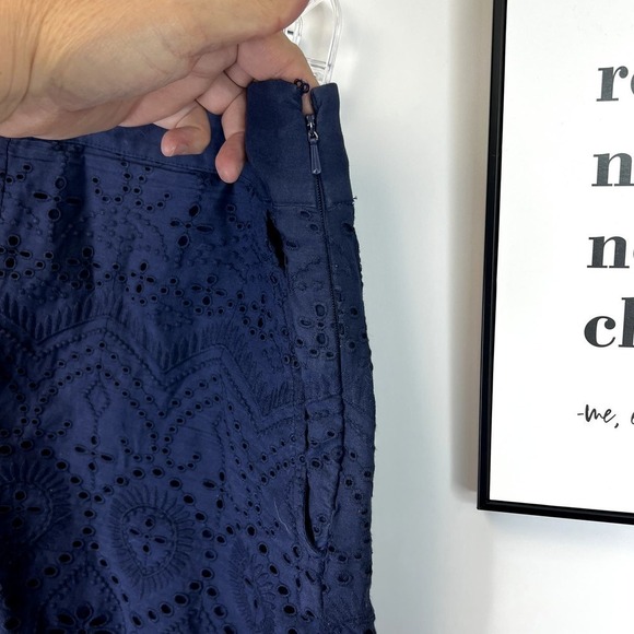 Ann Taylor Loft Navy Eyelet Fully Lined Flat Front Shorts Scalloped Hem SZ 8 - Picture 5 of 7